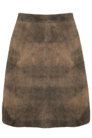 Rustic and versatile goat suede skirt in antique nut color. A perfect blend of tradition and style for festive events or everyday elegance.