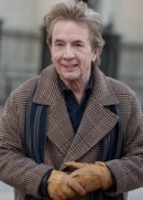 Oliver_Putnam_Only_Murders_in_the_Building_S02_Ep06_Coat__45285
