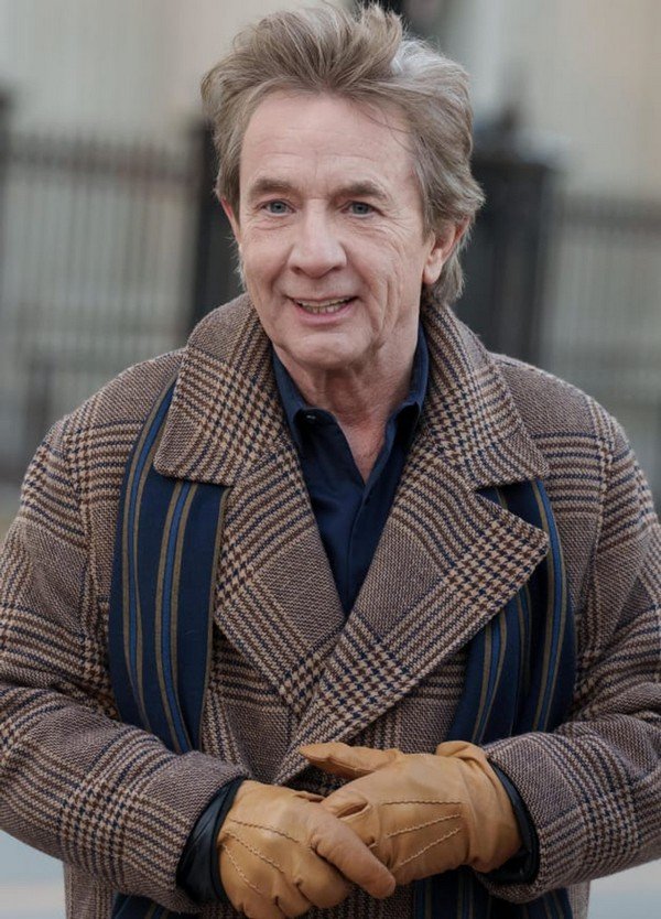 Oliver_Putnam_Only_Murders_in_the_Building_S02_Ep06_Coat__45285